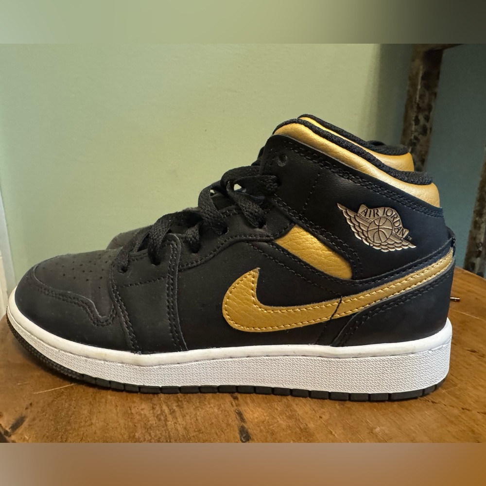 Nike Air Jordan 1 Mid Black/Metallic Gold-White DQ8423-071 Grade-School 4.5Y
